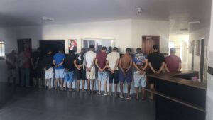 PM apreende jovens que estavam empinando motocicletas nas ruas de Xinguara