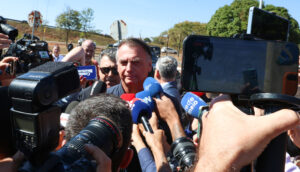 STF confirma medidas restritivas de Moraes aplicadas a Bolsonaro; Fux vota contra