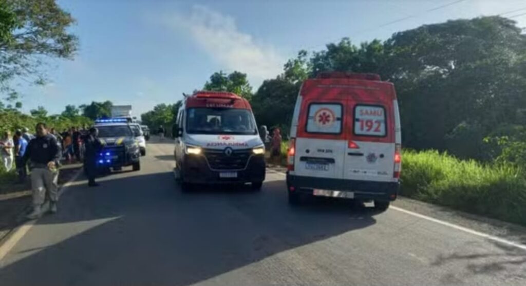 Ônibus cai em ribanceira e deixa pelo menos 30 feridos na BR-010, em Aurora do Pará