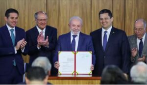 Lula anuncia R$ 30 bilhões em crédito para empresas afetadas pelo tarifaço