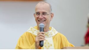 Padre terá que devolver quase R$ 1,4 milhão de salário por cargo fantasma na Alego