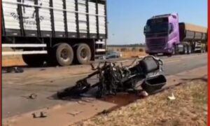 Duas pessoas morrem e outras 2 ficam feridas em acidente entre motos, carretas e carro no MT