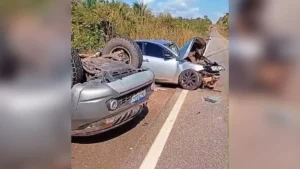 Veículos batem e capotam em grave acidente na Transamazônica
