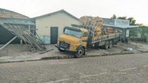 Caminhão desgovernado causa destruição em São Domingos