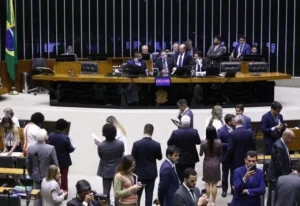 Câmara deve votar nesta quarta PECs da blindagem de parlamentares e do fim do foro privilegiado