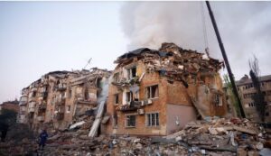 Ataque maciço da Rússia com mísseis e drones mata 17 em Kiev, incluindo 4 crianças