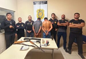 Ação policial prende homens e aprende droga e armas em Água Azul
