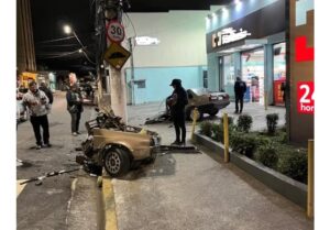 Motorista e passageiro saem andando de carro que se partiu ao meio após batida na Grande SP