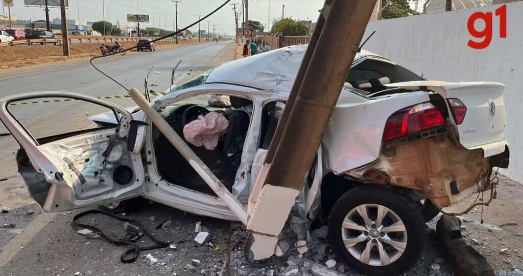 Jovens ficam gravemente feridos após carro bater em poste em MT