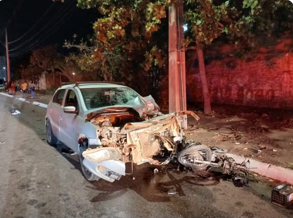 Batida entre carro e moto deixa dois mortos e um ferido em Palmas