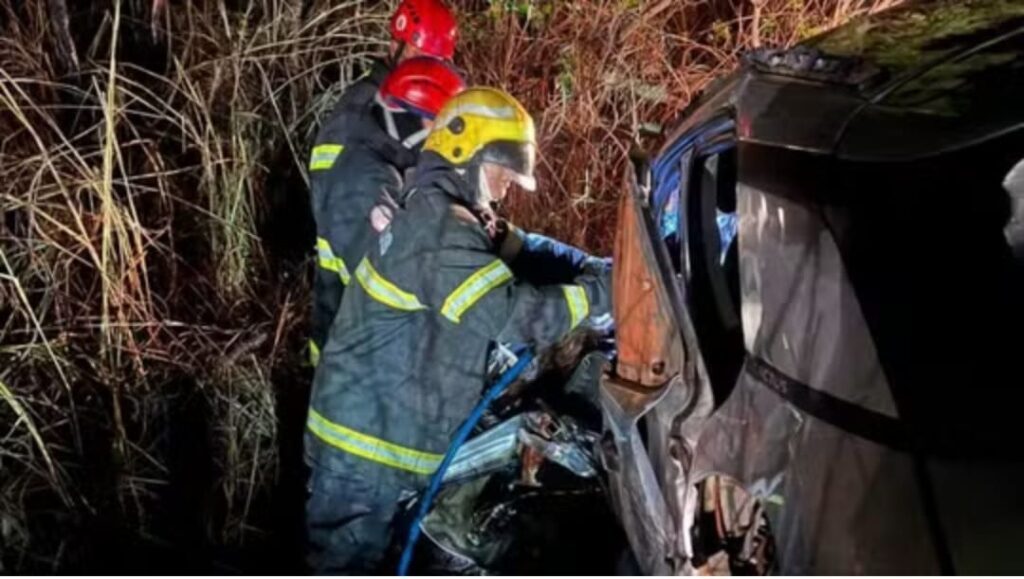 Três pessoas morrem após acidente entre dois carros em rodovia do Tocantins