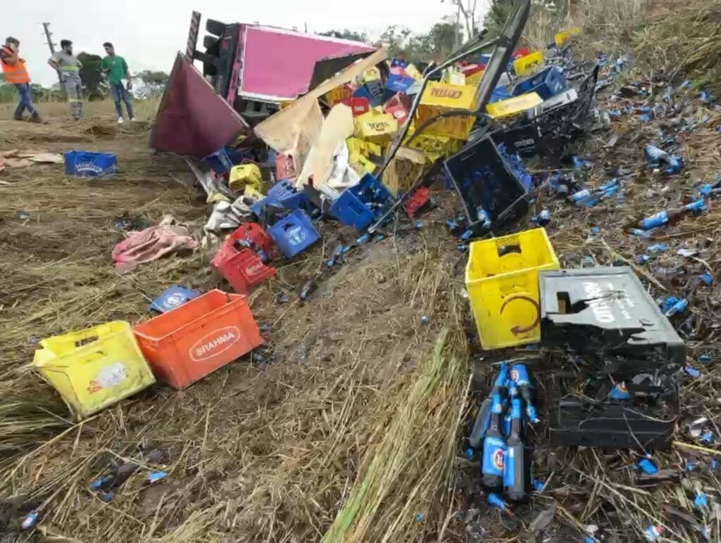 Carga de cerveja fica destruída após caminhão tombar na PA 279