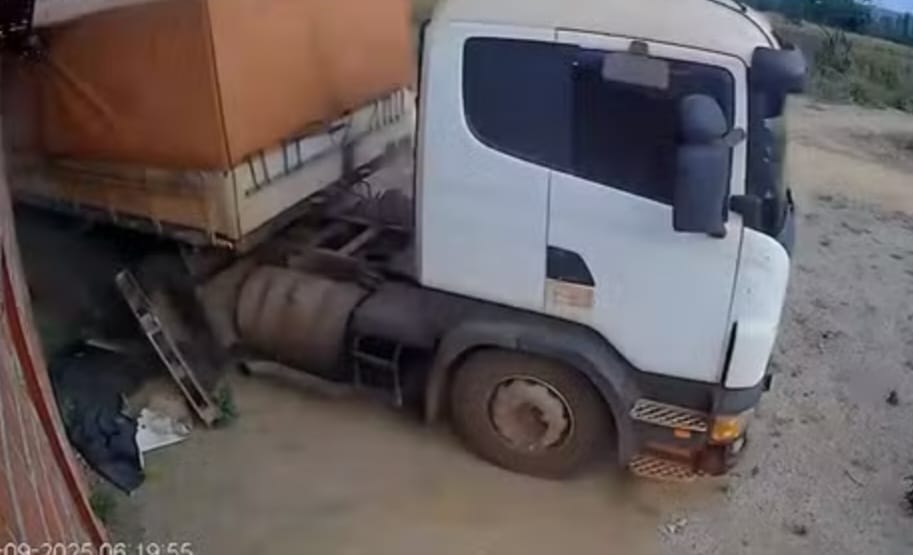 Carreta desgovernada invade casa e deixa três feridos no interior do MA