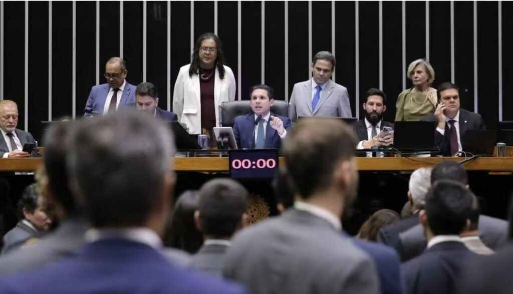 Câmara recoloca votação secreta na PEC da Blindagem após manobra do Centrão