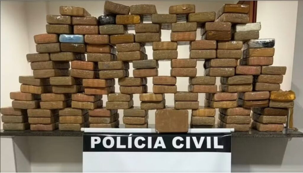 Polícia apreende 120 tabletes de cocaína escondidos em fundo falso de barco