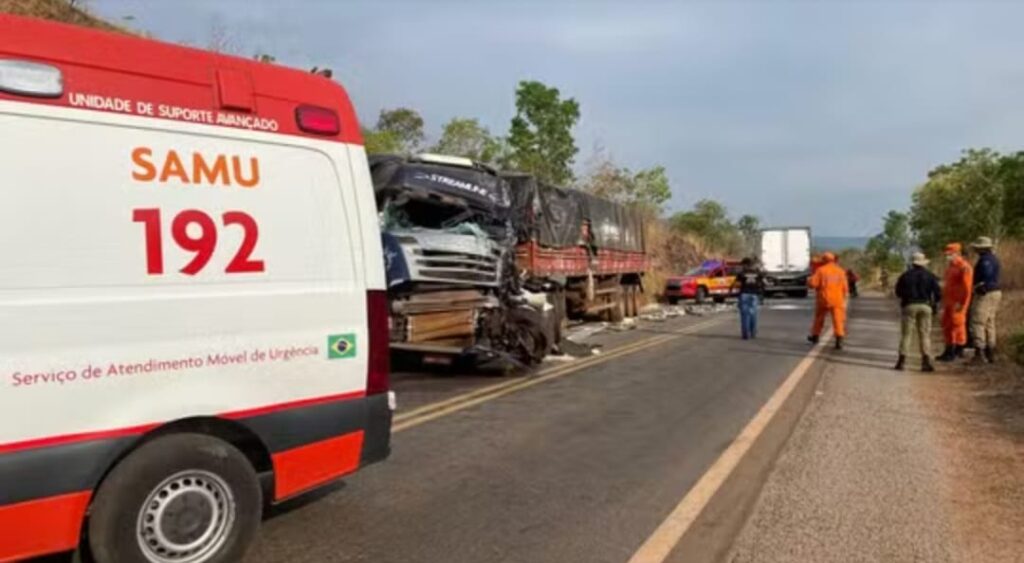 Acidente entre caminhões deixa motorista morto e outro ferido no TO