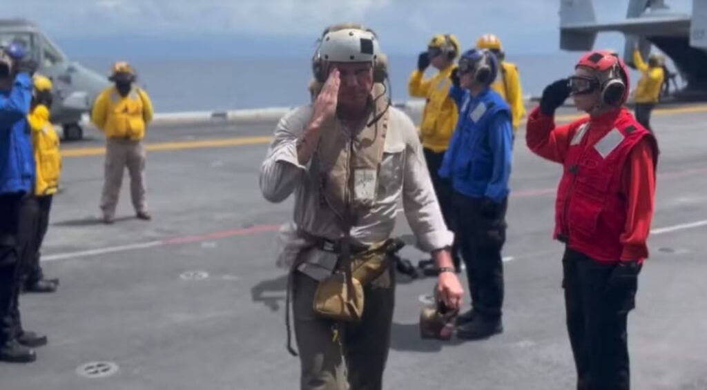 Secretário de Guerra dos EUA faz visita surpresa a navio no Caribe