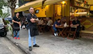 Destilados suspensos, mesas vazias: o impacto em bares de SP