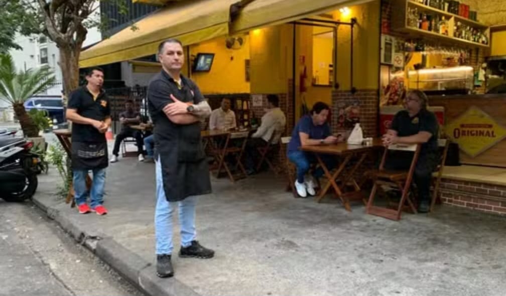 Destilados suspensos, mesas vazias: o impacto em bares de SP