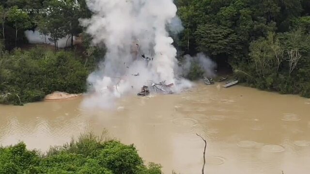Operação destrói balsas usadas em exploração ilegal de ouro em MT