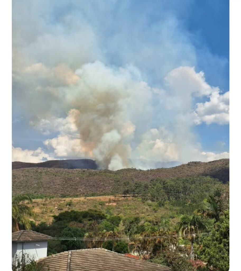 Incêndio atinge a Serra de São José, área de proteção ambiental em MG