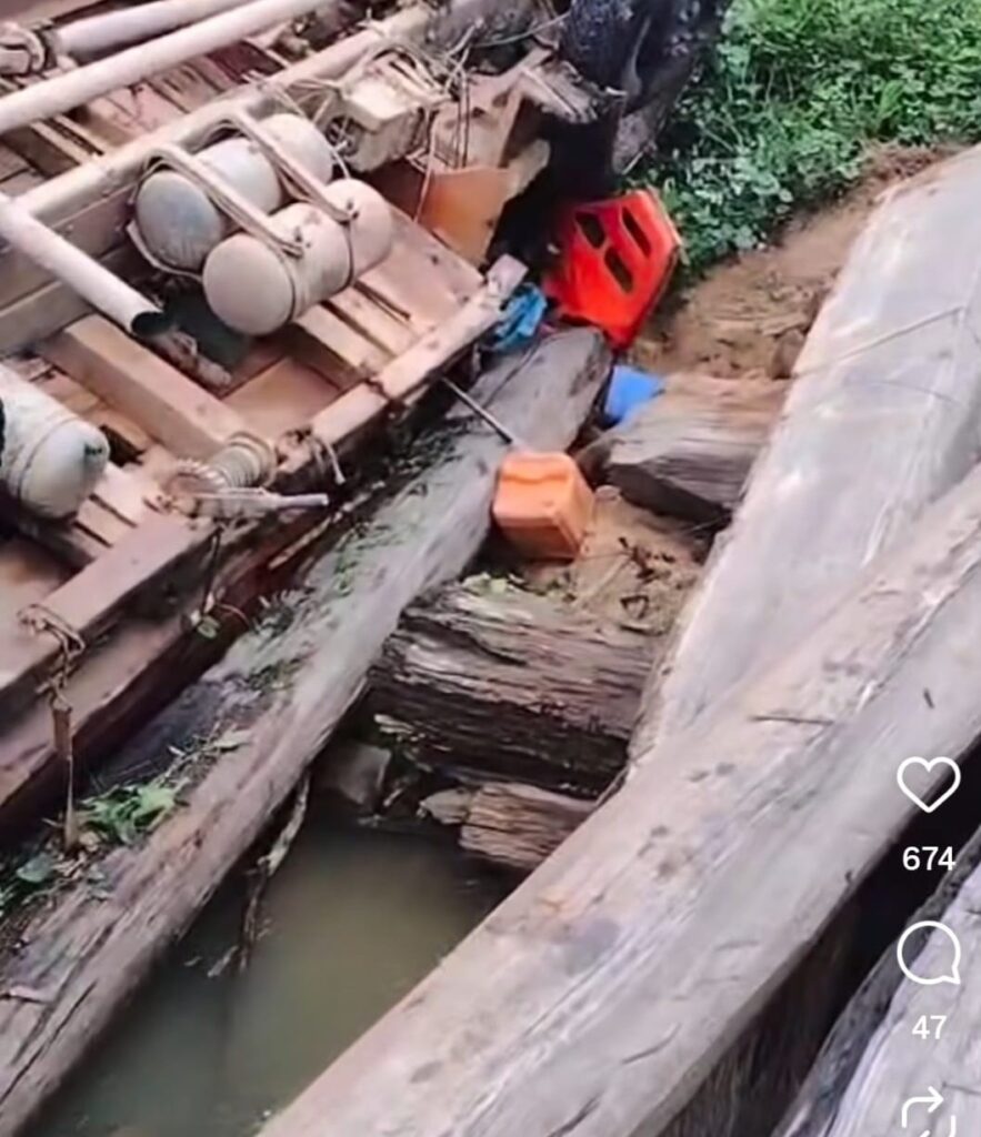 Caminhão carregado com madeira cai de ponte e motorista morre em Cumaru