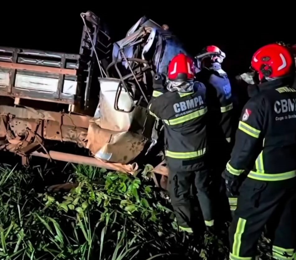Acidente grave entre caminhonete e carreta na BR 158 sentido Redenção a Santana do Araguaia