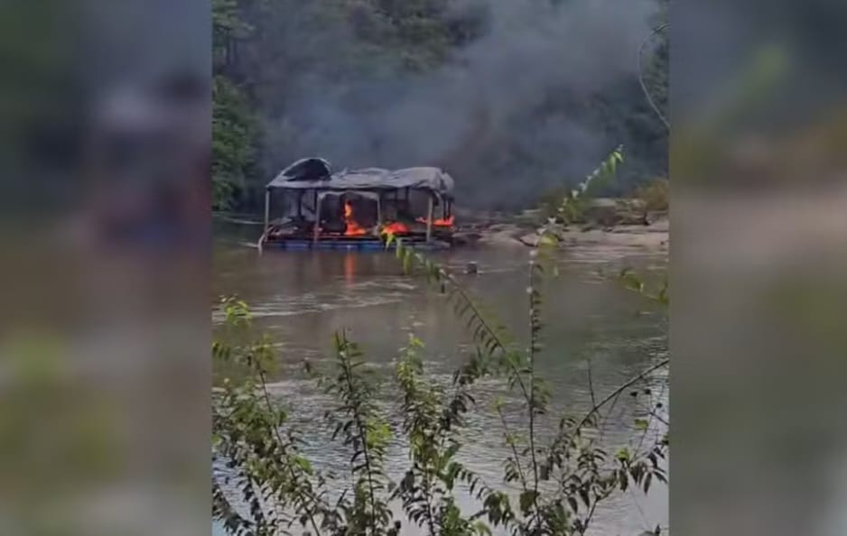 Polícia prende suspeitos e destrói balsa usada no garimpo ilegal em rio do Tocantins