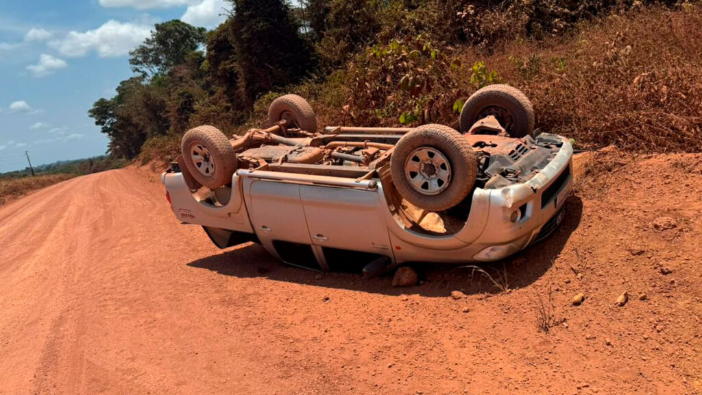 Veículo com padres capota na BR-422; ocupantes passam bem