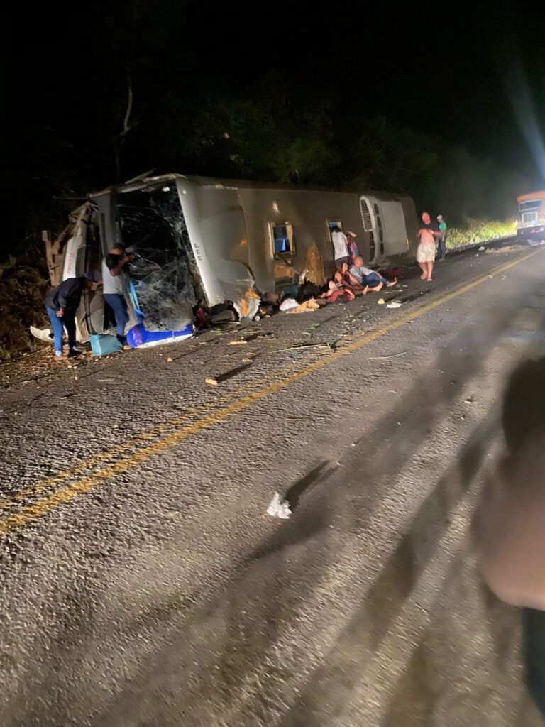 Acidente com ônibus deixa mortos e feridos na BR-423, no Agreste de PE