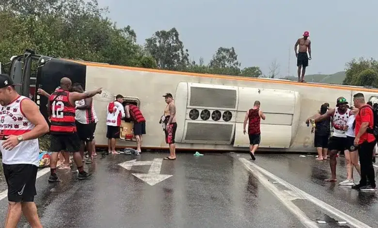 Acidente com ônibus de torcedores do Flamengo deixa 46 feridos