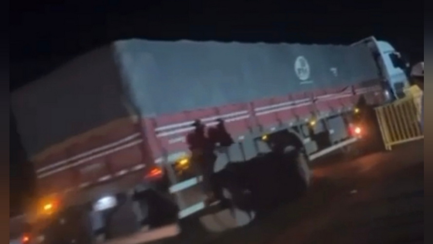 Motoristas furam bloqueio e “inauguram” ponte do Araguaia no meio da noite