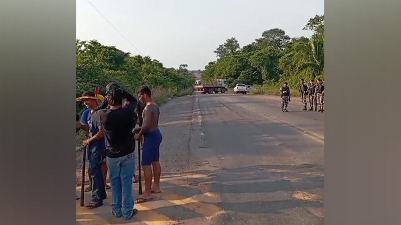 Clima tenso entre policiais militares e indígenas em bloqueio da BR que dá acesso à ponte no rio Araguaia na divisa do Pará com o Tocantins