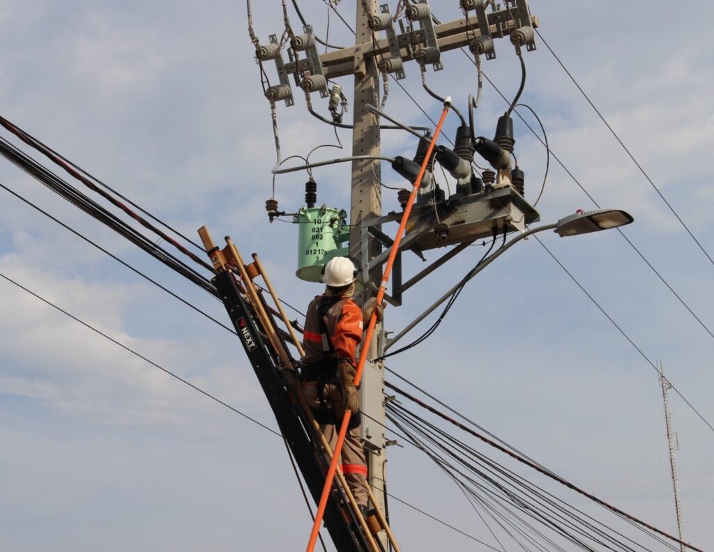 Santana do Araguaia ganha reforço em seu sistema elétrico com a instalação de três religadores automáticos