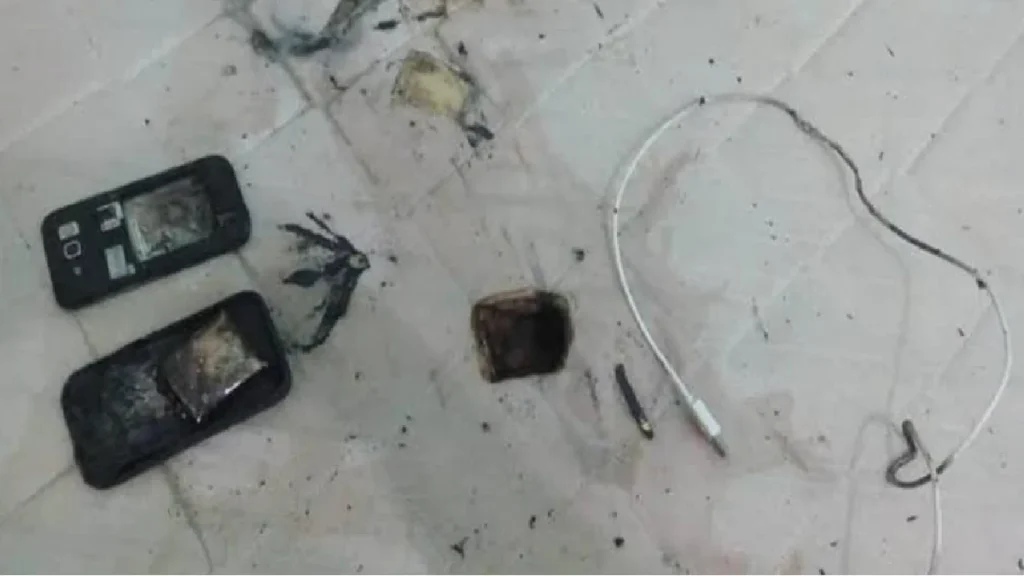 Adolescente morre após descarga elétrica ao usar celular carregando na tomada