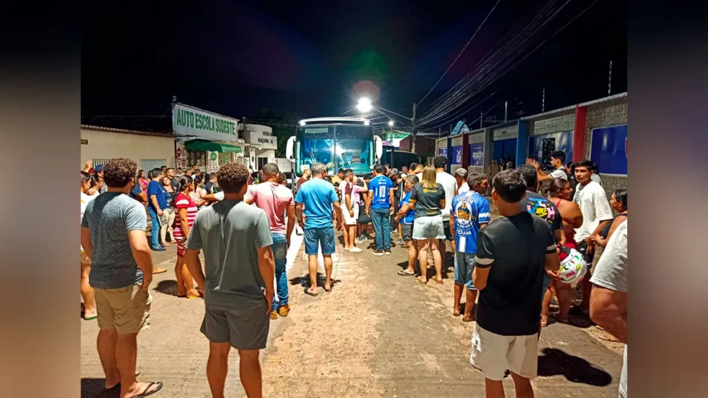 Sob forte emoção, delegação do Águia Sub-20 retorna a Marabá após acidente