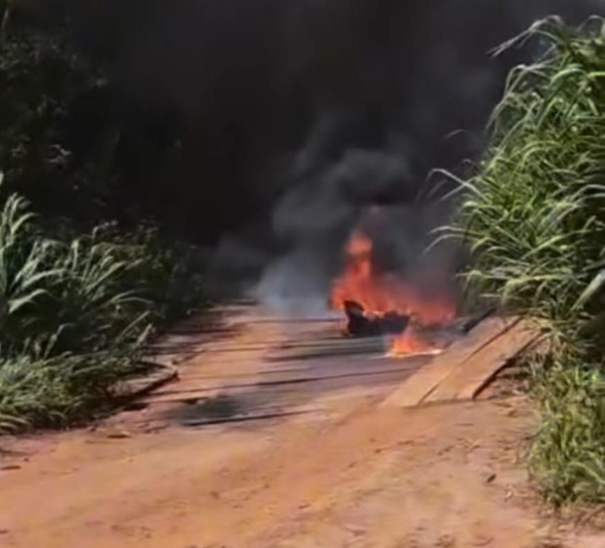 Moradores ateiam fogo em ponte após acidente grave em Floresta do Araguaia