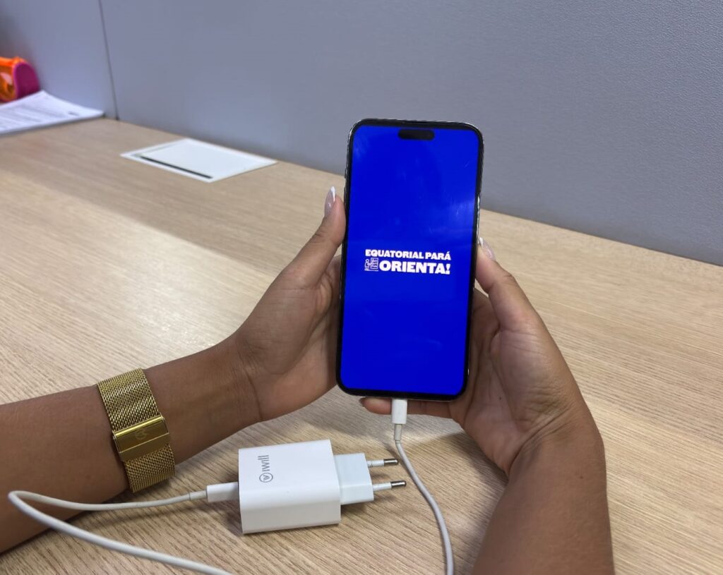 Equatorial Pará alerta para riscos do uso de celular na tomada e reforça orientações de segurança