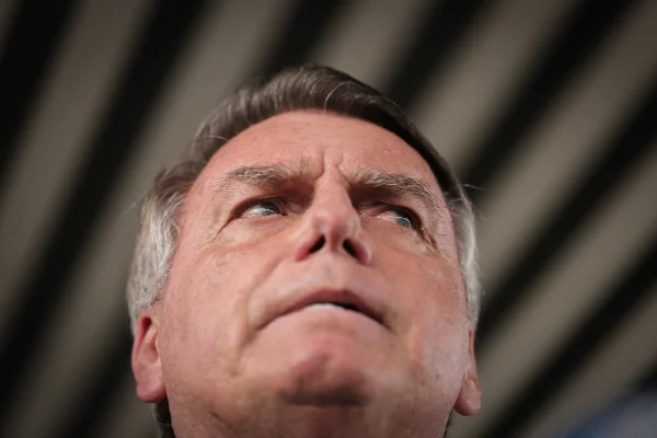 Moraes proíbe assessor de Trump de visitar Jair Bolsonaro na prisão