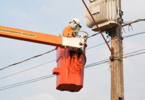 Moradores de Santana do Araguaia recebem manutenção na rede elétrica