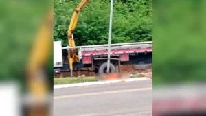 Operário recebeu descarga elétrica de alta tensão enquanto fixava estrutura metálica na margem da rodovia