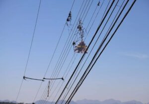 Objetos arremessados na rede elétrica aumentam risco de acidentes e provocam interrupções no Sul e Sudeste do Pará