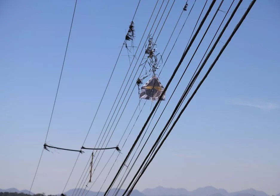 Objetos arremessados na rede elétrica aumentam risco de acidentes e provocam interrupções no Sul e Sudeste do Pará