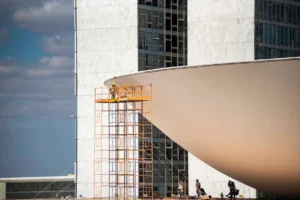 Farra da hora extra na Câmara: grupo de 13 “vips” recebeu R$ 9,3 milhões