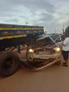 Caminhonete foi parar debaixo de caminhão em São Félix do Xingu