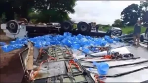 Acidente na BR-155: caminhoneiro morre após perder controle de caminhão carregado de água