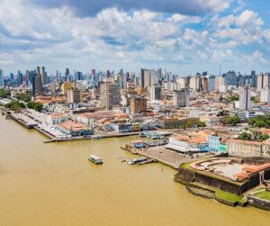 Universidade desliga estudantes envolvidos em ataque com arma de choque contra homem em situação de rua em Belém