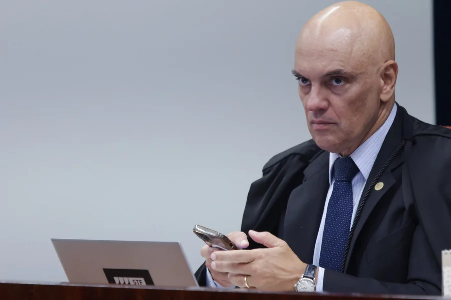 Moraes manda PF apurar se Flávio Bolsonaro cometeu crime contra Lula