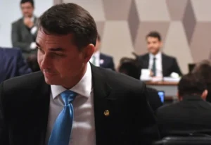 Flávio confirma negociação com Vorcaro, mas diz que não ofereceu vantagem