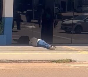 Homem é alvejado a tiros à luz do dia em Redenção